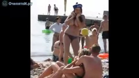 Безумная танцует на пляже