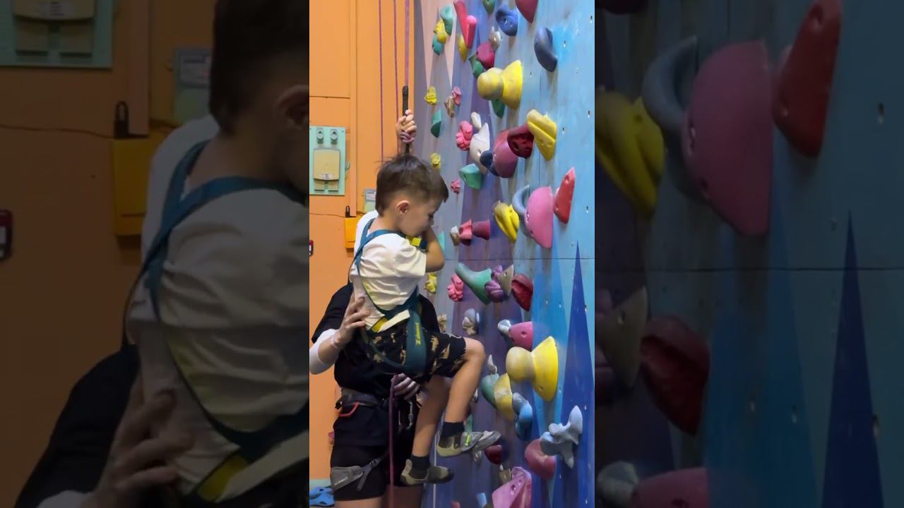 Лазанье ребёнка со страховкой в Скалодроме Осьминожки  #climbing #осьминожки #развитиеребёнка