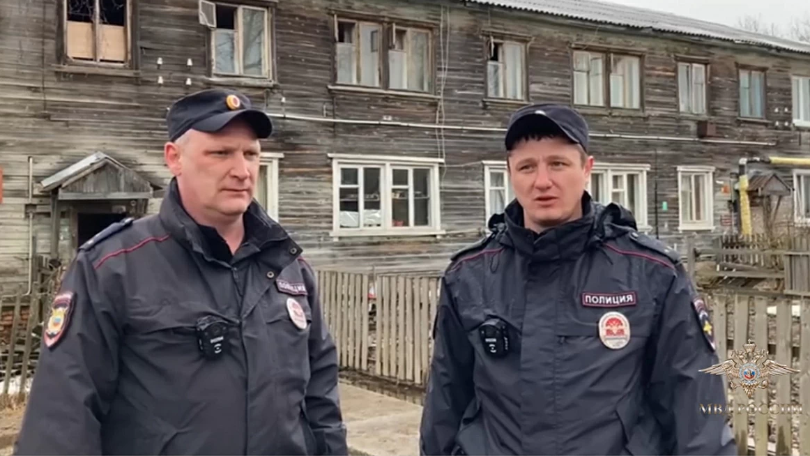 В Сыктывкаре сотрудники полиции спасли из пожара местных жителей