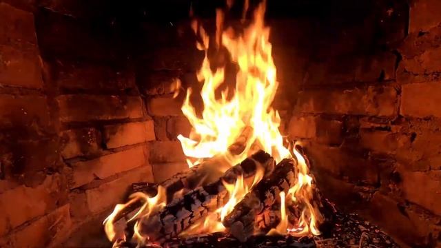 Уютный камин - Потрескивающий камин с горящими бревнами и звуками огня