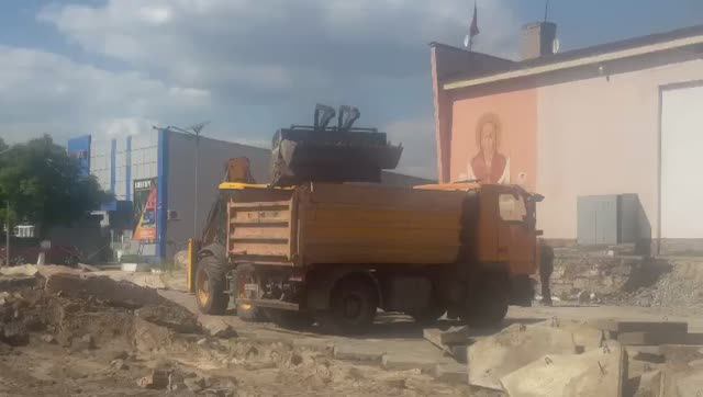 В Станице Луганской продолжается ремонт площади перед районным ДК
