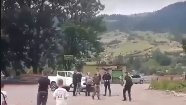 В Закарпатской области сотрудник ТЦК достал пистолет