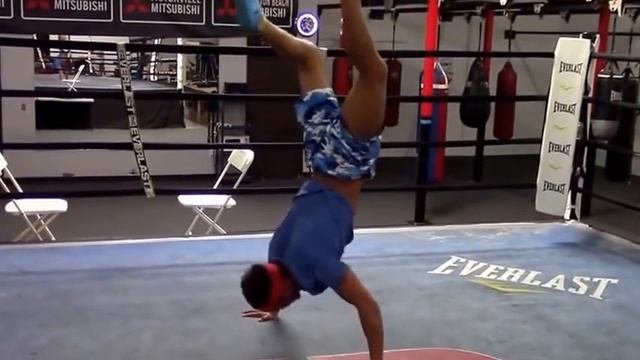 Ломаченко отжимается в стойке на руках Lomachenko