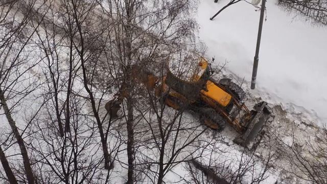 Как надо убирать снег экскаватером