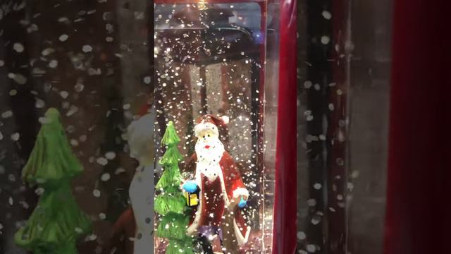 Новогодний декор 🎄 Дедушка мороз в волшебной лампе с снеговиками и зеленой елочкой #shorts #newyear