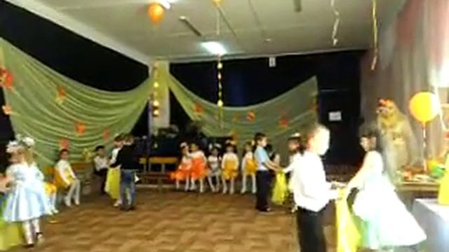 дети танцуют вальс на праздник осени