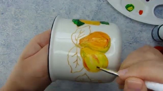Итальянские лимоны и груши на керамической кружке витражными красками