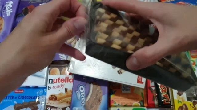 Wafer Rolls With Hazelnuts Unboxing