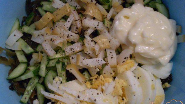 Салат из морской капусты, кальмара и огурца