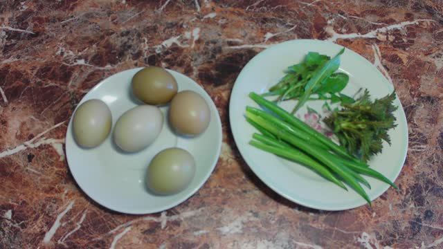 Готовлю фазаньи яйца. Глазунья с зеленью крапивы, одуванчика и лука из фазаньих яиц. Мой завтрак.