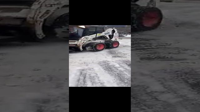 Работа мини погрузчика Bobcat со скрепером сколка льда