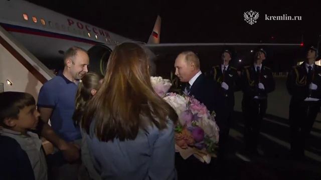 Путин обнял офицера Вадима Красикова, отбывавшего пожизненное заключение в Германии
