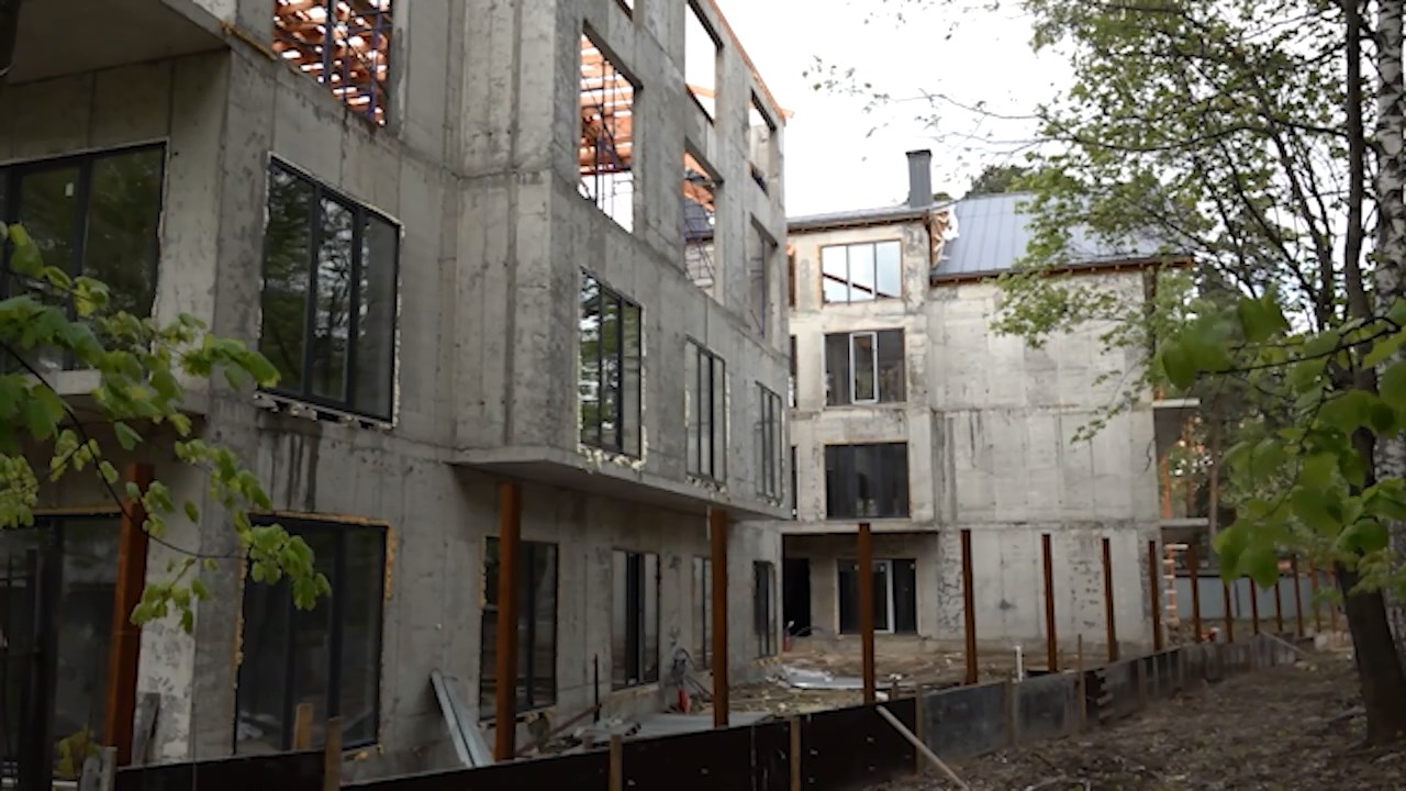 (12+) Строительство незаконного общежития остановили в Мытищах