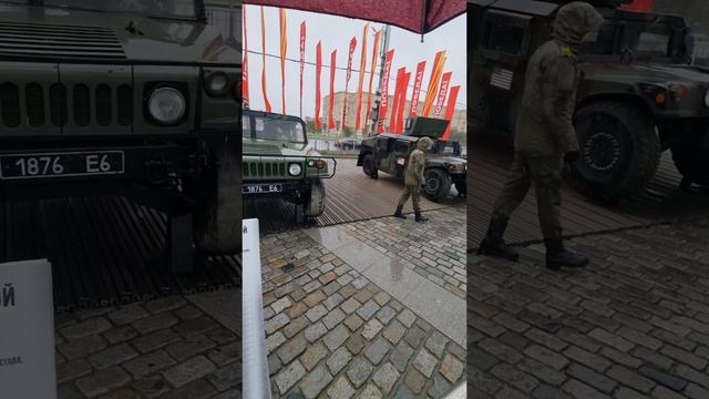 Многоцелевые авто повышенной проходимости (в простонародии Хаммер), захваченные в ДНР