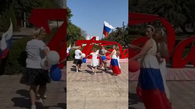 Семьи участников СВО записали видео поздравление с днём российского флага.