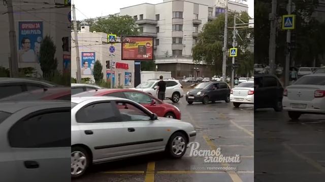 Прохожий регулировал движение на Будённовском Красноармейской 29 6 2020 Ростов-на-Дону