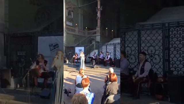 "На вулицi скрипка гра€"