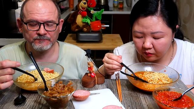 Мукбанг Лапша Ролтон с Кади ча и Лютеница / Mukbang Noodles Rolton with Kadi cha and Luteinitsa