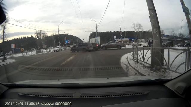 Volkswagen Н869СК96 по встречке на красный сразу в левый ряд