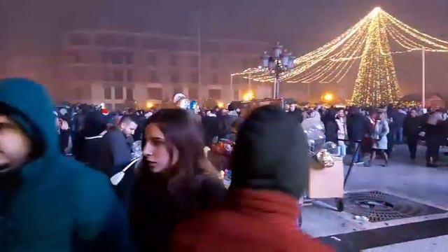 Атмосфера од новогодишната ноќ на градскиот плоштад во Скопје
