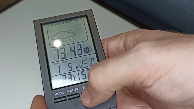 Термометр + гигрометр + барометр + метеостанция + часы в одном Hama th-100.
