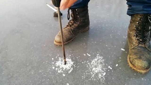 ? Проверка толщины льда на озере в Самаре. Можно ли уже кататься на коньках?