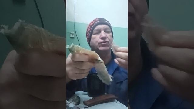 Ем рыбку с квасом на работе