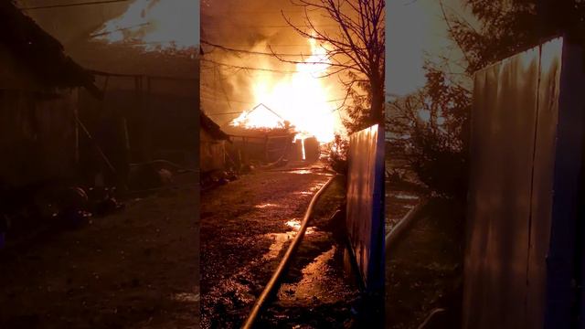 Горит дом! Пожар ночью в Ярославской области.