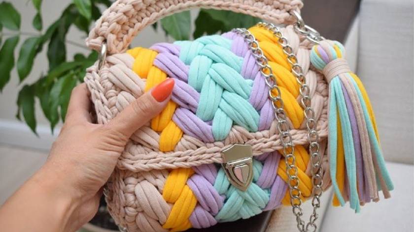 Вязание разноцветной сумочки Зефирки из остатков пряжи