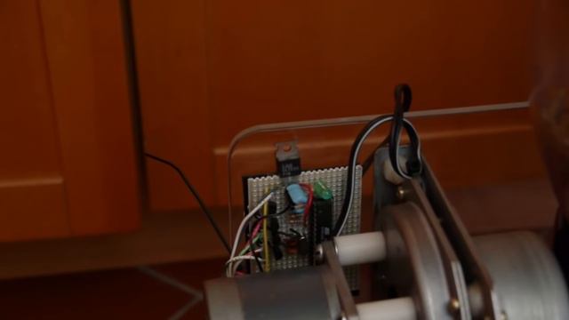 Automatic cat feeder with stepper motor and ATMega AVR [xrDOFbLw8pU]