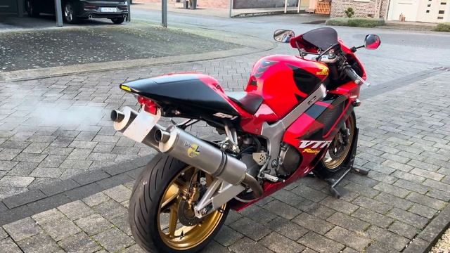 Honda VTR 1000 SP1 LeoVince - Cold Start Sound and Walkaround