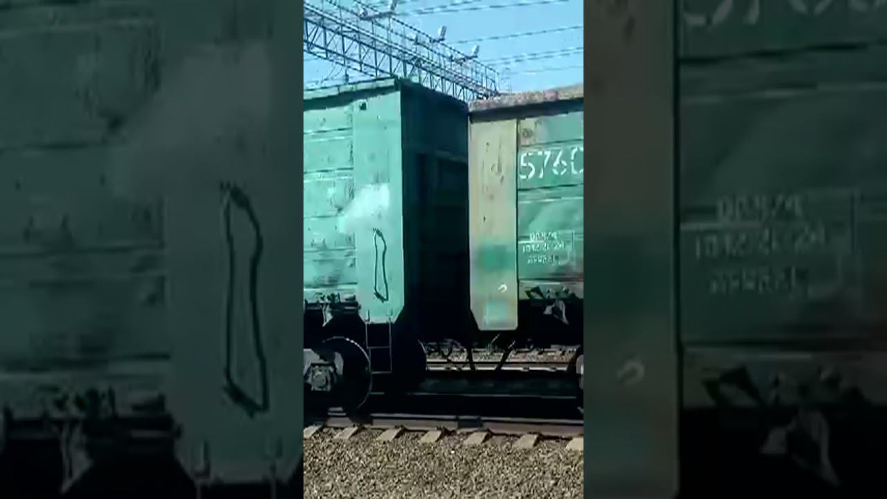 Грузовой железнодорожный состав весной Freight train in spring 春天的货运列车 春の貨物列車 봄의 화물열차 Güterzug