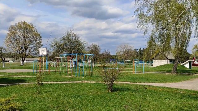 Школьный двор и его окрестности в соседней деревне Баравiki. schoolyard in a Belarusian village .