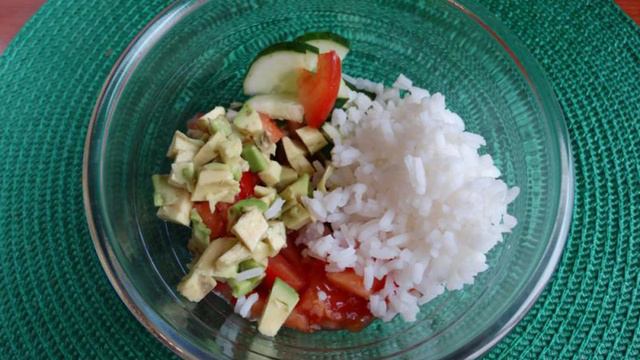 Салат с авокадо и рисом