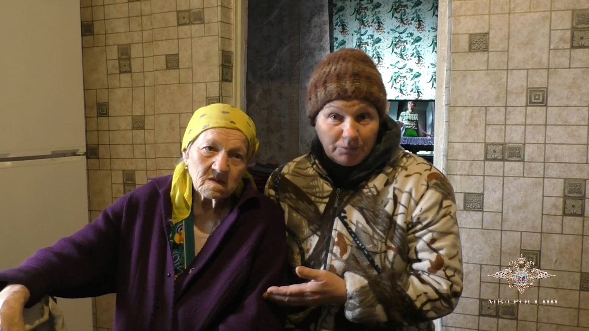 Полицейские помогли пожилой женщине оформить документы для получения российского гражданства