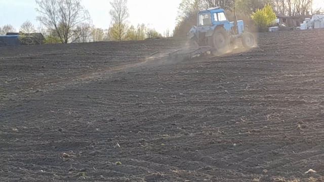 Культивируем поле под посев травы.We cultivate a field for sowing grass