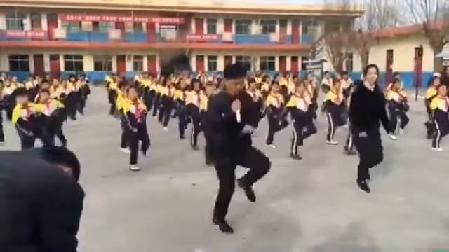 Директор школы, утренняя зарядка с учениками / Okul müdürü, öğrencilerle birlikte sabah egzersizi