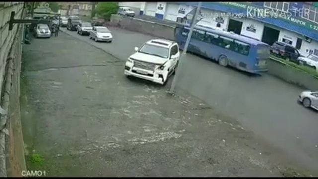 Водитель не заметил столб освещения