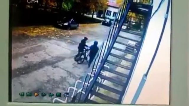 В Кирове парни украли с улицы Советской 3 скоростных велосипеда