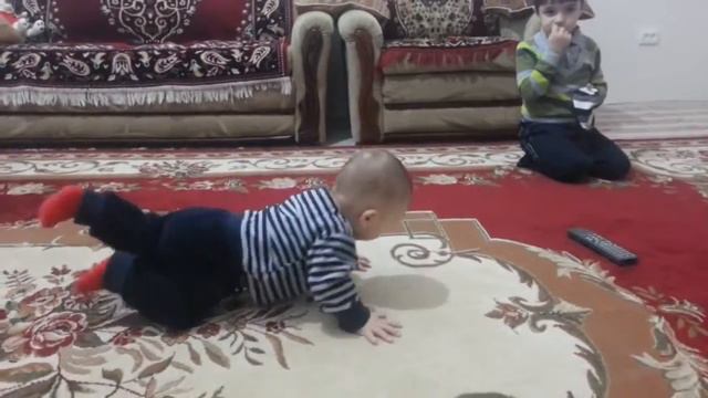 КАК НАУЧИТЬ РЕБЕНКА ПОЛЗАТЬ! How to teach a baby crawling!
