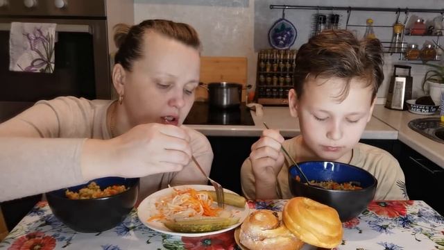 Мукбанг Перловый Плов с тушёнкой/Продали кровать Ивана,