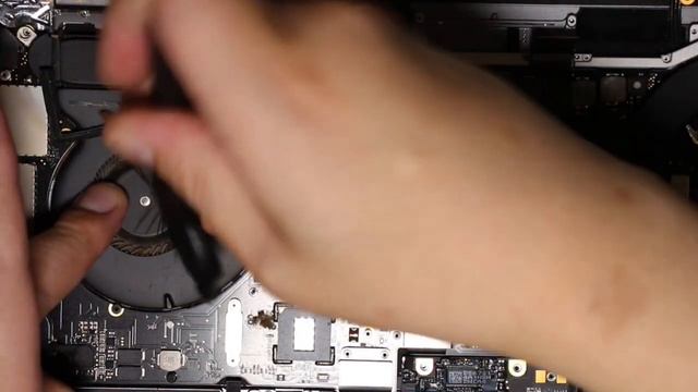 MacBook Pro 2017 15in A1707液晶画面LCD交換修理