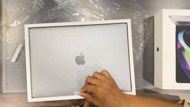 Unboxing I Apple MacBook Pro 13 with M1 Chip Space Gray
