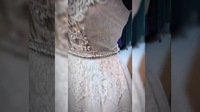 Модное дизайнерское платье средней длины по колено в белом цвете Ivory Айвори в наличии в магазине