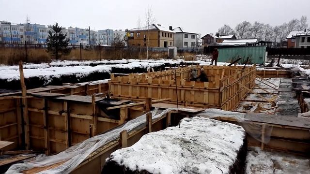 Подготовка к заливке стен бетонного бассейна в п. Новинки
