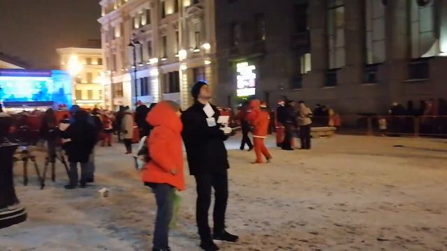 клоны деда Мороза готовятся к шествию по Невскому