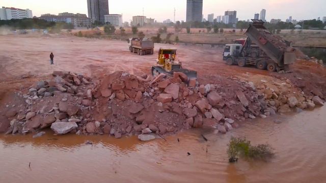 Строительство, засыпка за мостом , близится к окончанию