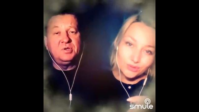 В бокале красное вино