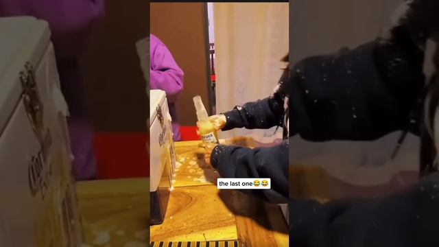Попробуй не засмеяться