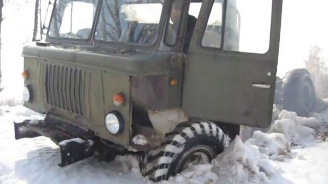ГАЗ-66 на "лысой" резине дымит как паровоз!!!
